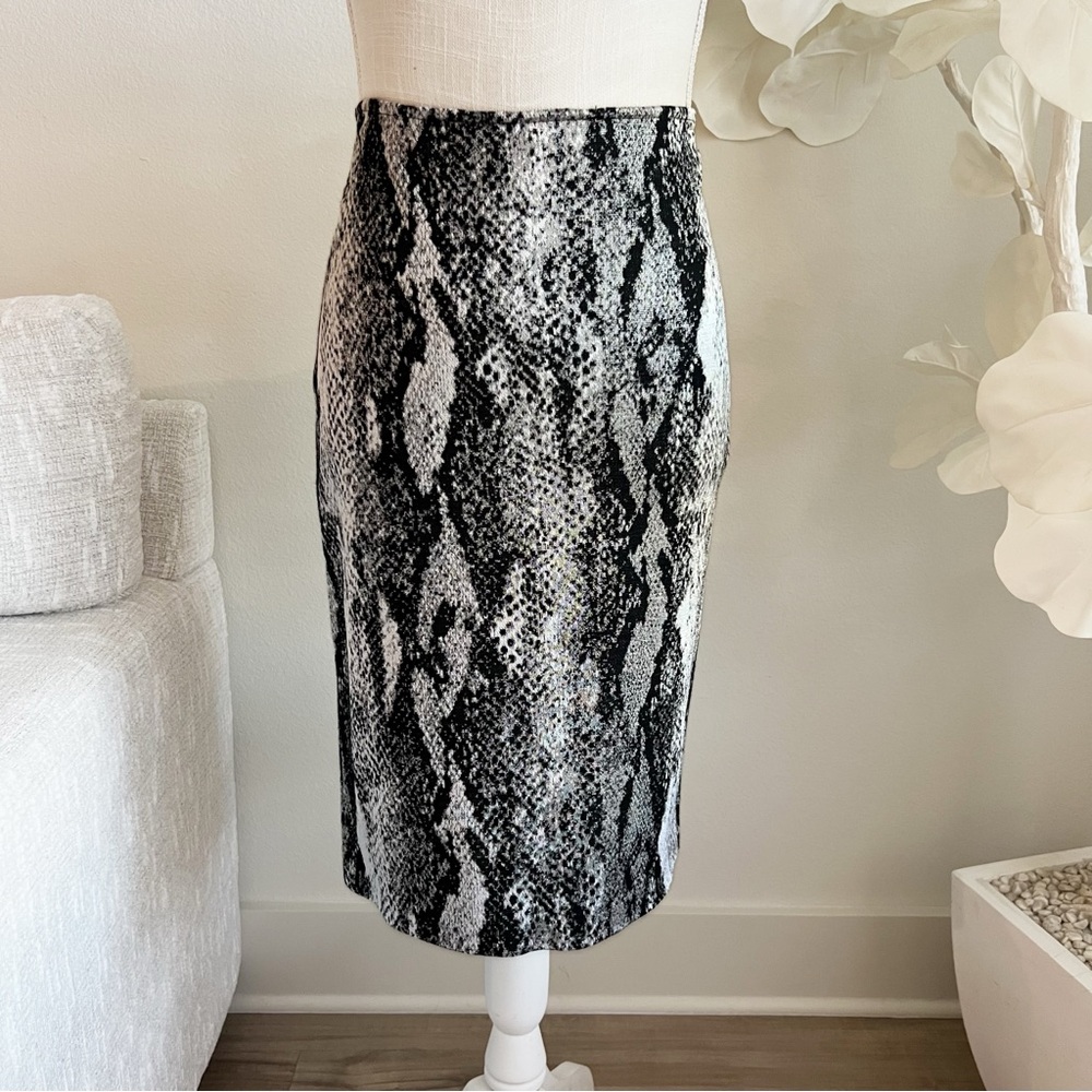 St. John Black and Grey Raja Snakeprint Pencil Skirt Size 4